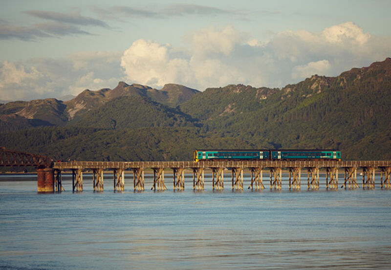 Die Wales-Werber rücken die über 1.200 Kilometer lange Küstenlinie des Landes in den Mittelpunkt – im Foto die Eisenbahnbrücke von Barmouth