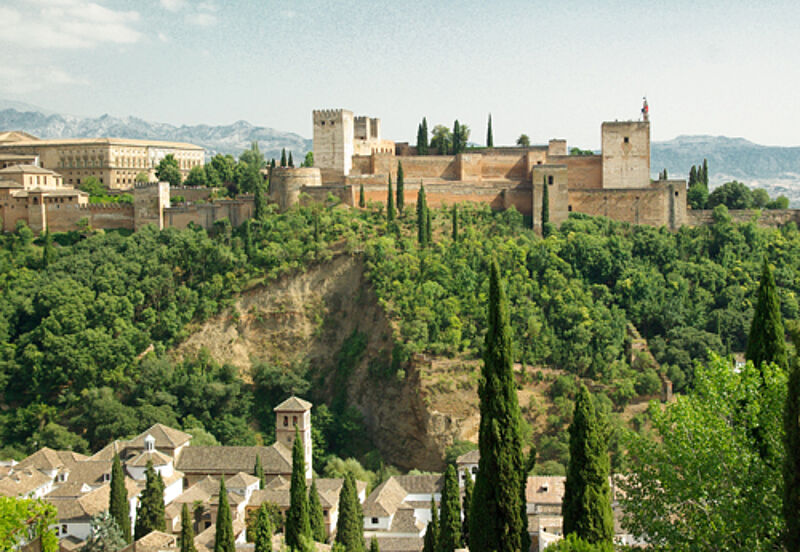 Spanien - hier die Alhambra in Granada - in gibt im Reisebüro-Vertrieb nach wie vor mit Abstand den Ton an