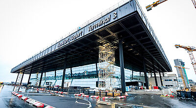 Im Süden des Frankfurter Airport-Geländes entsteht derzeit das neue Terminal 3 auf den Flächen einer ehemaligen US-Militärbasis