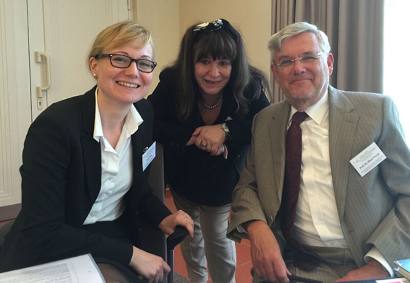Juristin Julia Thöle, Marija Linnhoff, erste Vorsitzende des VUSR, und Reiserechtsexperte Klaus Tonner informierten Reiseverkäufer in Frankfurt