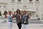 Vor dem Rajmahal im Bolllywood von Dubai: Helga Schmidt (Der Reisejoker, Kassel), Yesim Tasöz (TUI Reisecenter Schawabach) und Heidi Anhäusser (FTI Regionalleitung)