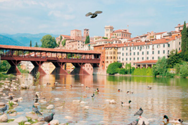 Die Brücke über die Brenta hat der berühmte Baumeister Andrea Palladio entworfen.