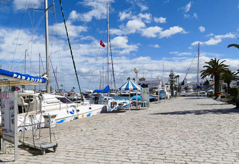 Die Veranstalter verlängern ihre Umbuchungs- und Stornierungsfristen für Tunesien, die Hafenpromenade von Port el Kantaoui dürfte also weiterhin recht verlassen bleiben. Foto: Fotohiero/www.pixelio.de