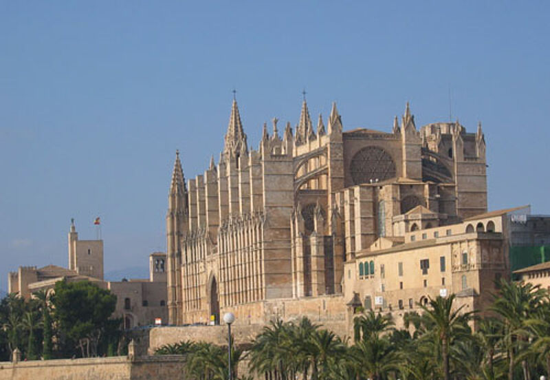 Laut Commerzbank-Studie war Spanien – hier die Kathedrale in Palma – auch 2012 das beliebteste Auslandsreiseziel der Deutschen