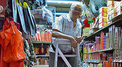 Aw Sueh Nam ist Spezialhänder für Totenbedarf.