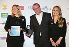 Platz 1 der Kategorie "Bester Reisebüro-Service Veranstalter" ging an Schauinsland-Reisen. Von links: Andrea Janßen, Detlef Schroer und Sina Linke