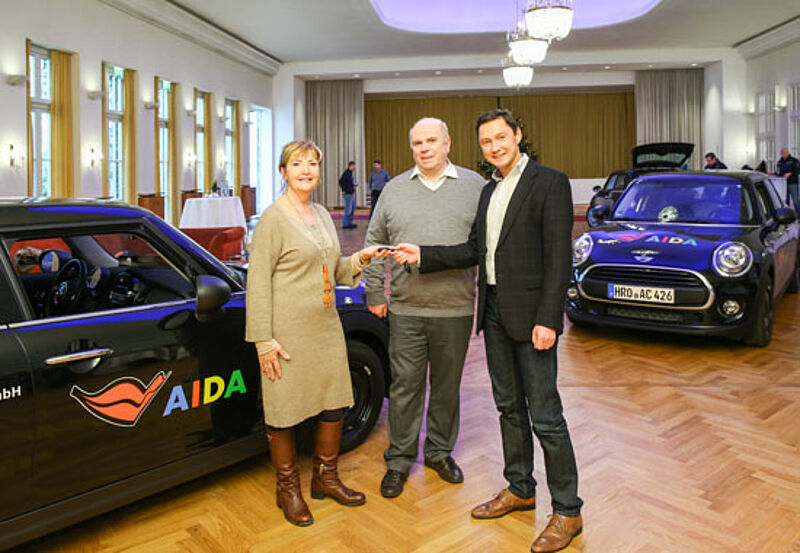 Werner Steinemann (Mitte), Inhaber des Astoria Reisebüros in Osnabrück und seine Gattin bei der Fahrzeugübergabe durch Aida-Manager Uwe Mohr