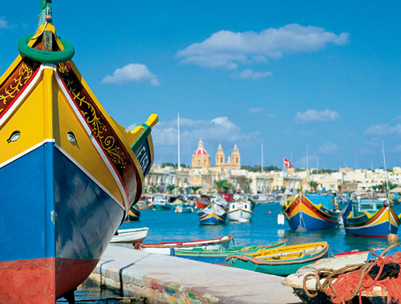 Stehen für Malta: die Luzzu genannten bunt bemalten Fischerboote ...