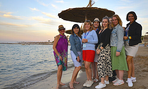 Letzte Sonnenstrahlen genießen: Reiseverkäuferinnen am Strand von Hurghada