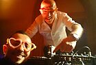 Mustafa Kaya von Holiday Extras mit Sonnenklar-Moderator Michael „Goofy“ Förster als DJ