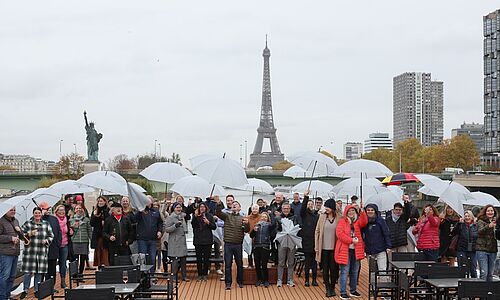 Regen beim Gruppenfoto vor dem Eiffelturm tat der tollen Stimmung keinen Abbruch