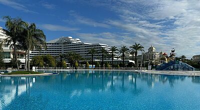 Auch die Türkei erwartet trotz weiter steigender Preise ein starkes Touristikjahr 2024 - im Bild das Titanic Hotel Antalya