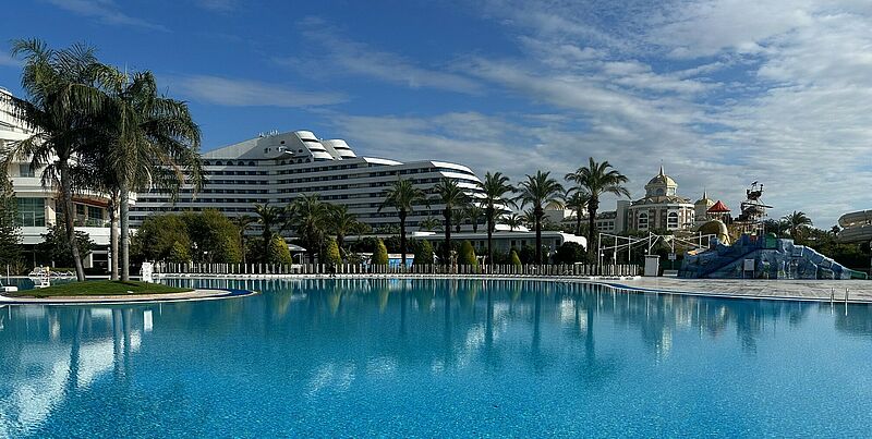 Auch die Türkei erwartet trotz weiter steigender Preise ein starkes Touristikjahr 2024 - im Bild das Titanic Hotel Antalya