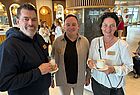 Kaffeepause: Leif Petersen aus Hamburg (links) mit Mario Trumm (Rammelsbach) und Jasmin Schreier (Hüttenberg)