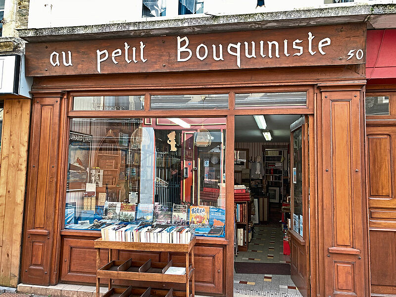 Im Stadtkern von Cherbourg laden kleine Geschäfte zum Bummeln ein. Foto: uf