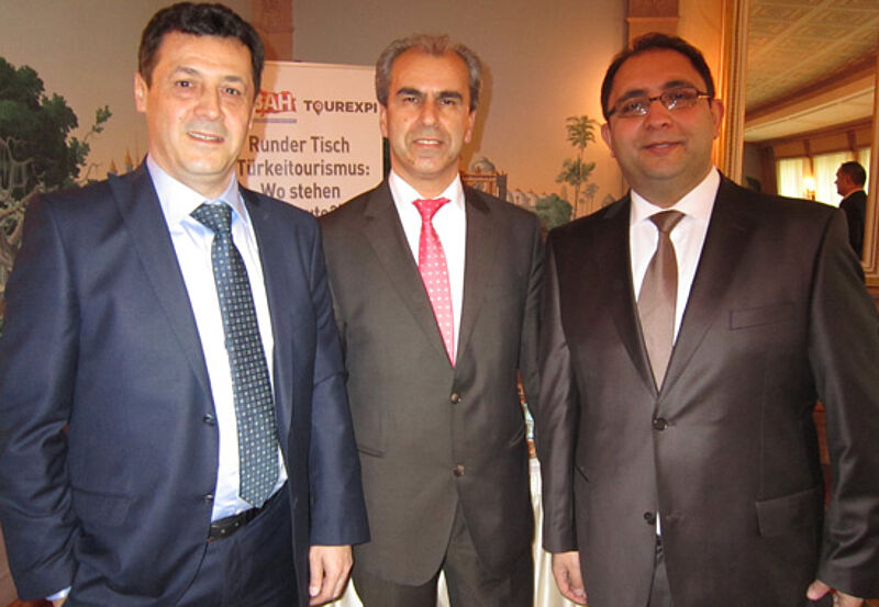 Sie führen den neuen Verein (von links): die Reisebüro-Inhaber Serdar Karacaga, Osman Benzer und Önder Sancarbarlaz