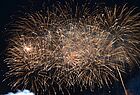 Goldener Feuerwerk erstrahlt den Himmel über Papenburg