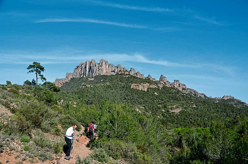 Landschaft vor Montserrat: Die Zacken findet man auch im Symbol des Ignatiuswegs