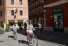 Gut behütet (in Spanien sind Fahrradhelme Pflicht) …
