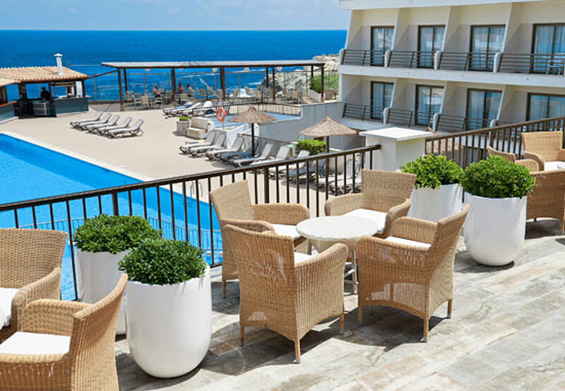 Blick über die Terrasse des Allsun Lux de Mar auf Mallorca