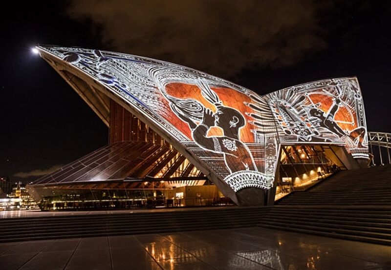 Die weißen Segel des Opernhauses in Sydney werden ein Jahr lang jeden Abend mit Aboriginal-Kunst illuminiert
