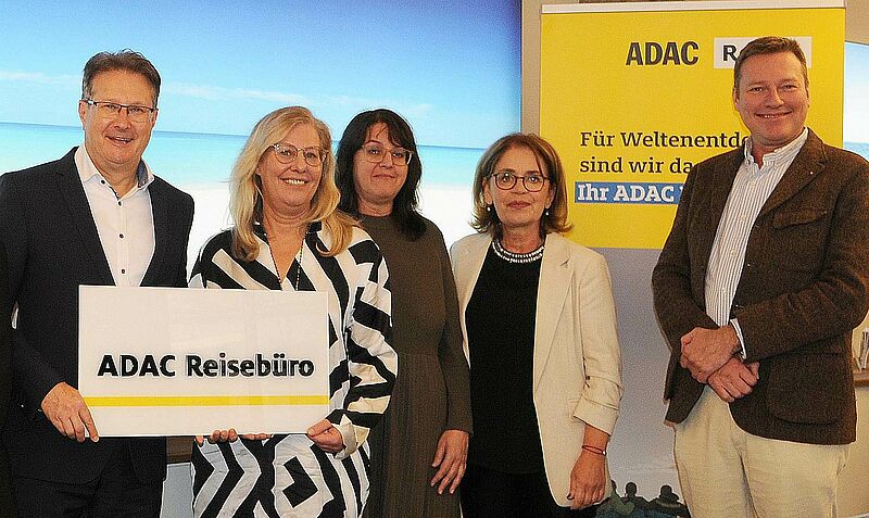Axel Duhr (rechts) mit Mitarbeitern seines Büros und Aquilin Schömig (links), Geschäftsführer des ADAC Reisevertriebs