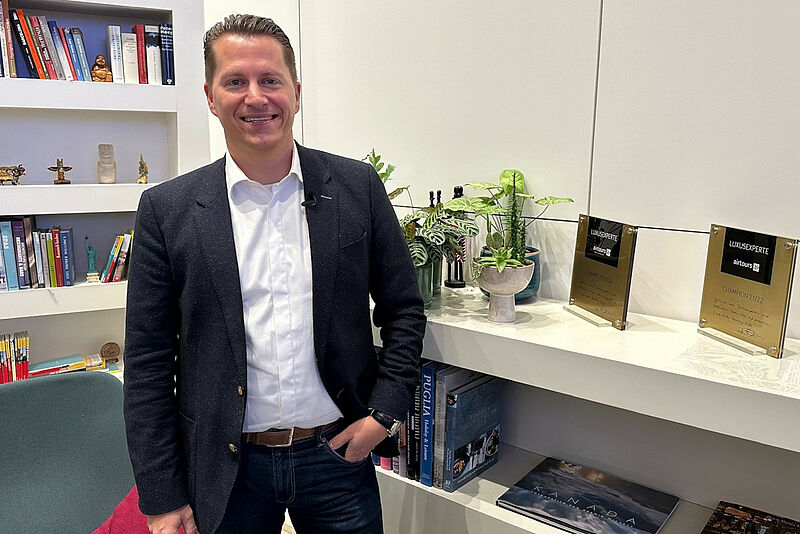 TUI-Vertriebschef Benjamin Jacobi im TUI Store Berlin: „Reisebüro-Kunden sind am zufriedensten“. Foto: mg