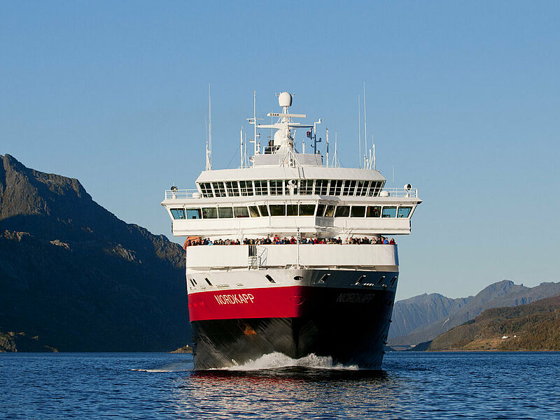 Die Hurtigruten-Postschiffe, im Bild die Nordkapp, sind bereits bis 2026 buchbar. Foto: Trym Ivar Bergsmo