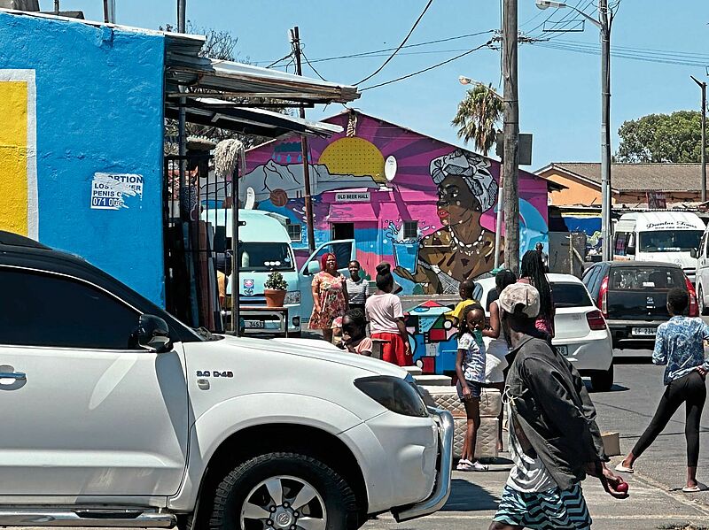 Straßenszene in Langa, einer von 56 Townships in Südafrikas Vorzeigemetropole Kapstadt