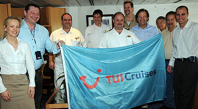 Die aktuelle Crew von "Mein Schiff" mit TUI-Cruises-Chef Richard Vogel (vierter von rechts).