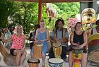 (Von links): Sabrina, Larissa und Julia trommeln gemeinsam mit King Teeba im Rastafari Indigenous Village