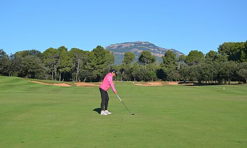Majda Schmidt vom Urlaubsparadies in Ketzin beim Abschlag in Real Club Golf el Prat