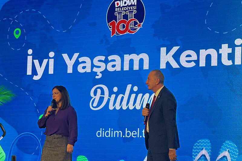 Deniz Atabay, Bürgermeister von Didim, gemeinsam mit Bentour-Geschäftsführerin Songül Göktas-Rosati auf der Bühne der Bentour-Produktpräsentation 2024