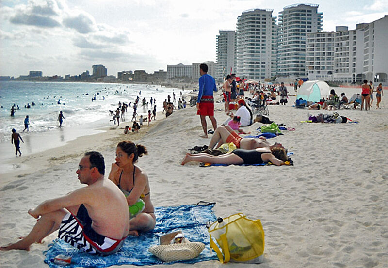 Die Badefreuden vor Hochhauskulisse gehen in Cancun ungehindert weiter.