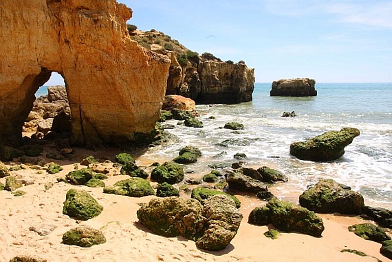 Typische Badekulisse an der Algarve: kleine Buchten und bizarre Felsen