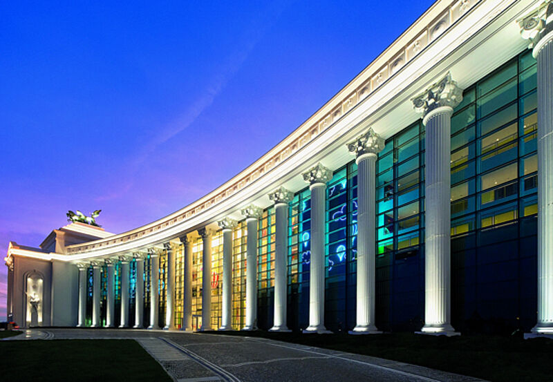 Hinter diesen Säulen verbirgt sich das neue Rixos-Hotel im Themenpark „The Land of Legends“