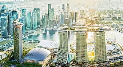 Das Marina Bay Sands prägt die Skyline Singapurs seit 2010. In den kommenden Jahren wächst das Ensemble um einen zusätzlichen Turm