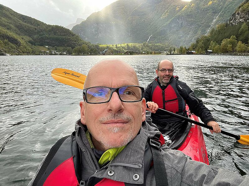 Kai Pardon, Gründer von Reisen mit Sinnen, mit Sven Köhne, dem Gründer von Contrastravel unterwegs in einem Fjord in Norwegen. Foto: privat