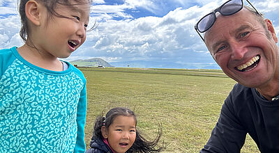 Auf Tour in der Mongolei: ta-Chefredakteur Matthias Gürtler im Khangai-Gebirge. Foto: privat