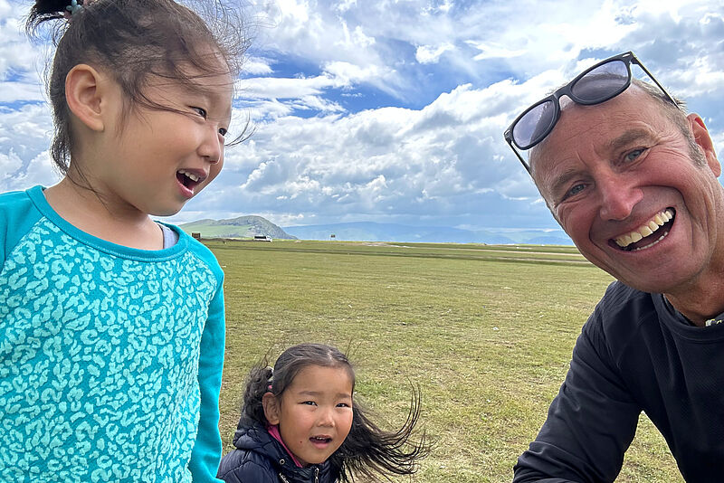 Auf Tour in der Mongolei: ta-Chefredakteur Matthias Gürtler im Khangai-Gebirge. Foto: privat