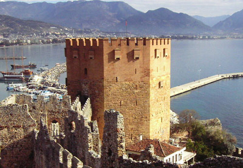 Die Burg von Alanya liegt direkt über der großen Bucht der Stadt an der östlichen Riviera