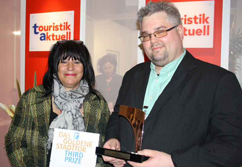 Stolze Preisträger: Marija Linnhoff und Timo Iserlohe von der Initiative „Ja, ich buche im Reisebüro“