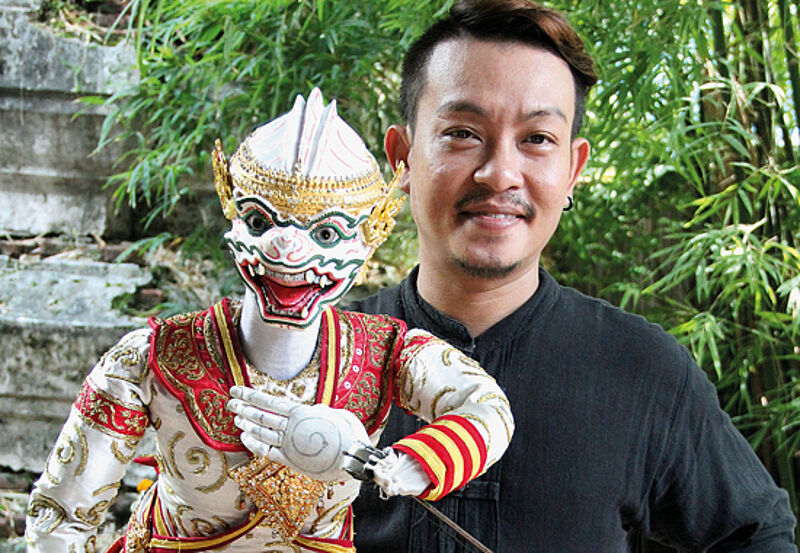 Puppenspieler Noppadol Hongseesakul und seine Lieblingsfigur – der affenähnliche Hindugott Hanuman