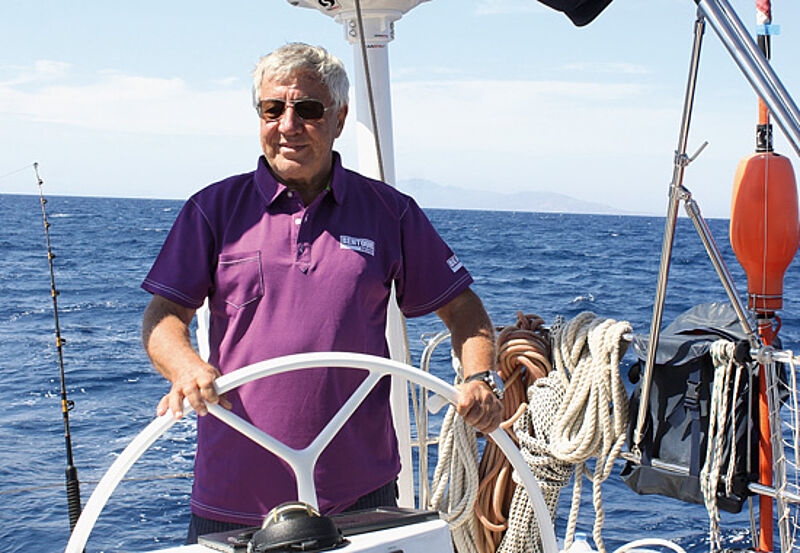 Kadir Ugur am Ruder seiner Yacht in der türkischen Ägäis.