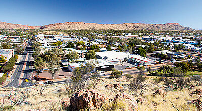 Blick vom Anzac Hill auf Alice Springs, das von Mac-Donnell-Bergen eingerahmt ist