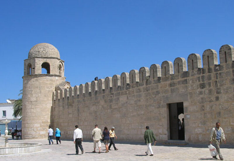 Auch geführte Ausflüge zu den Sehenswürdigkeiten in Sousse – hier die Große Moschee – werden nun von Sicherheitspersonal begleitet