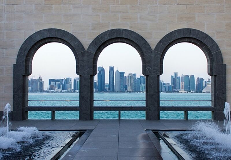 Die Skyline von Doha gesehen vom Hof des Museums für islamische Kunst