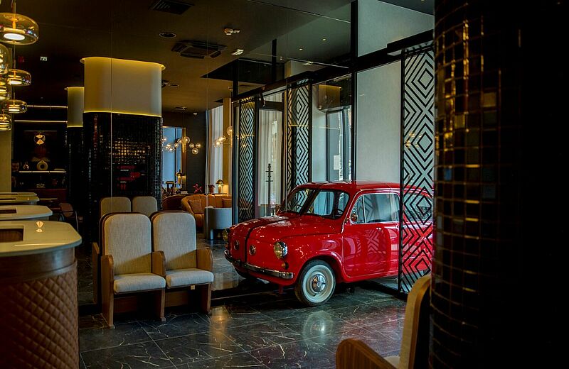 In der Lobby des Radisson Red Belgrade steht ein roter Zastava 750
