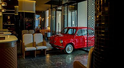 In der Lobby des Radisson Red Belgrade steht ein roter Zastava 750