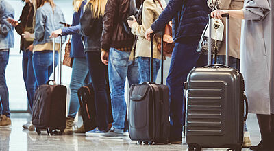 Bei den vielen Handgepäckregeln der Airlines kann man schnell die Übersicht verlieren. Foto: izusek/iStock
